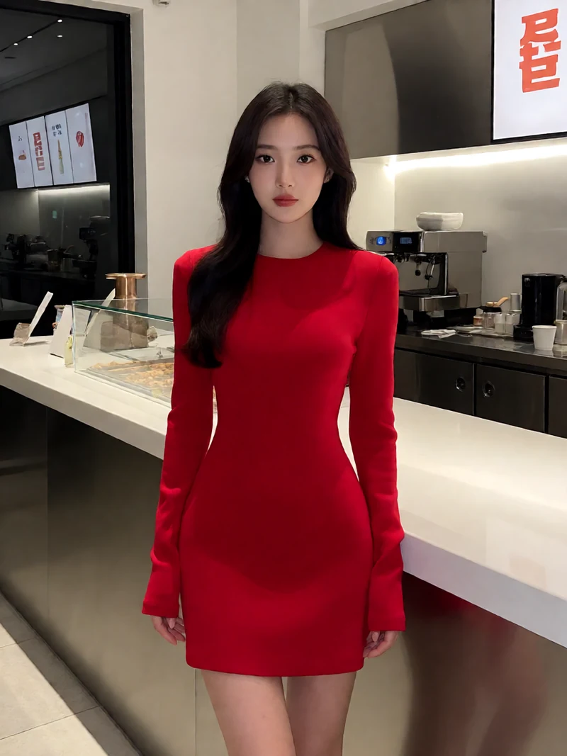 虚构成年亚洲女性穿不透明红色短裙站在夜间咖啡馆中央