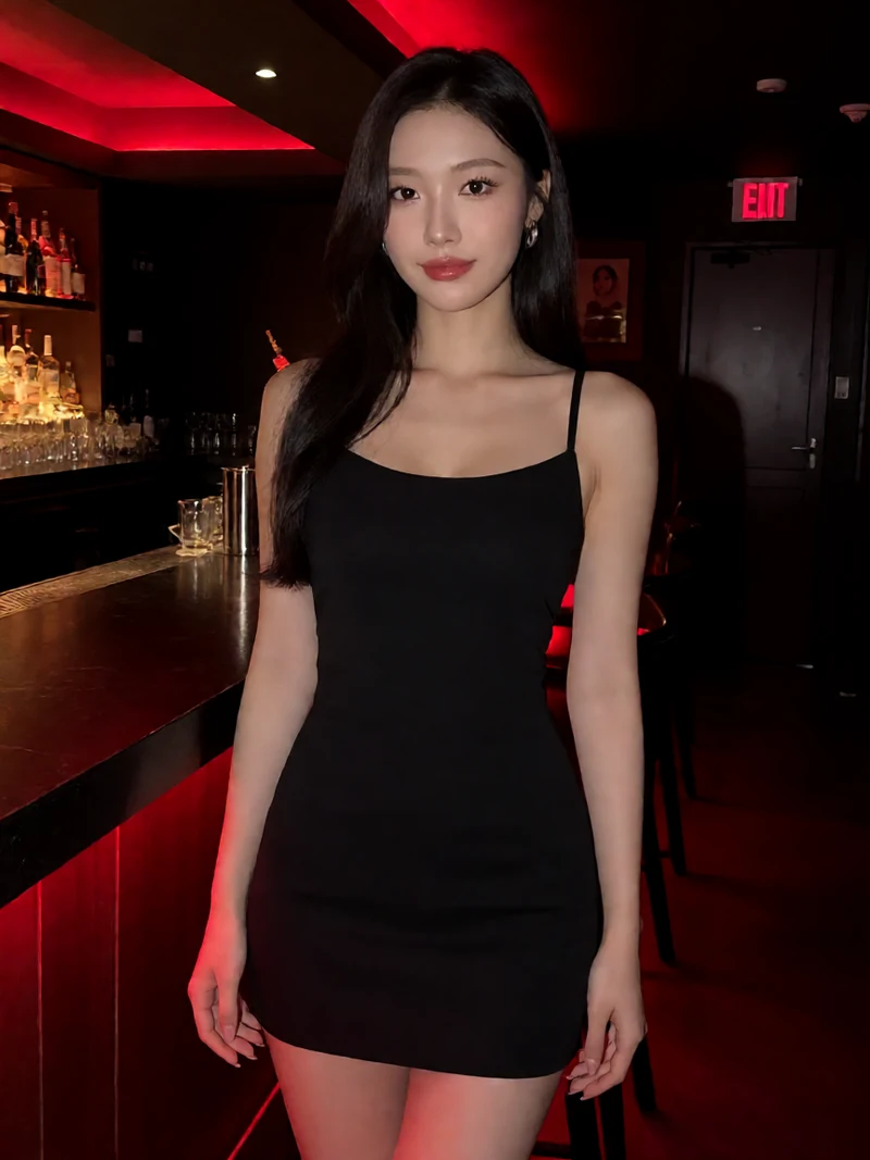 虚构成年亚洲女性穿不透明黑色短裙站在酒吧灯光下中央